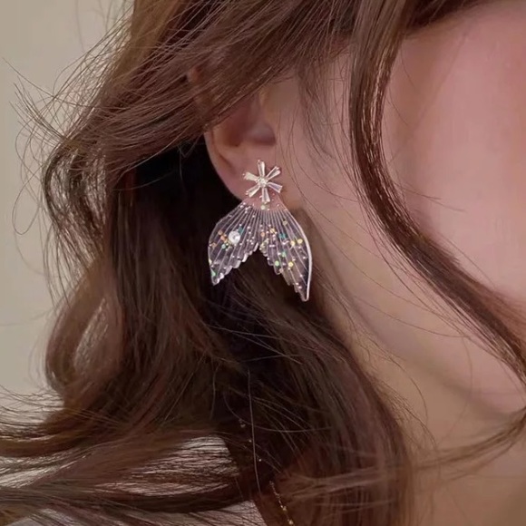 🌟 Transparent Fishtail Earrings - Picture 4 of 5